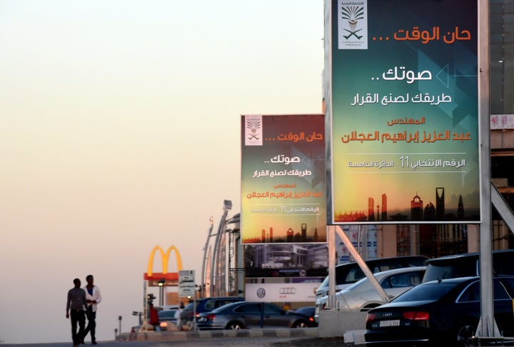 Women and male candidates in Saudi Arabia begin electoral campaigns for municipal council elections, a step forward for women