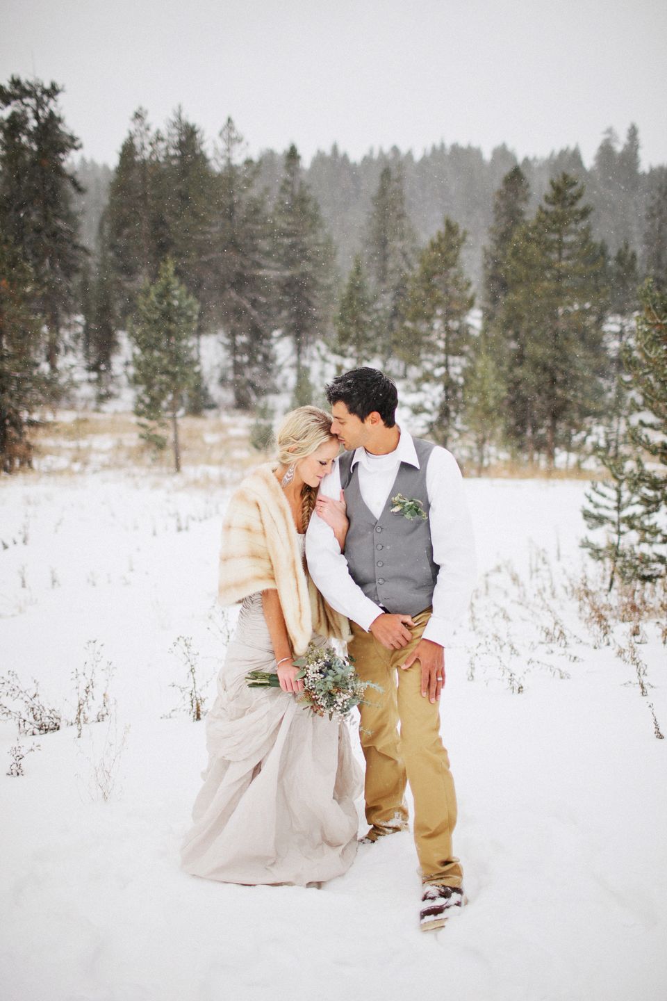 26 Snowy Wedding Photos That Capture The Romance Of Winter
