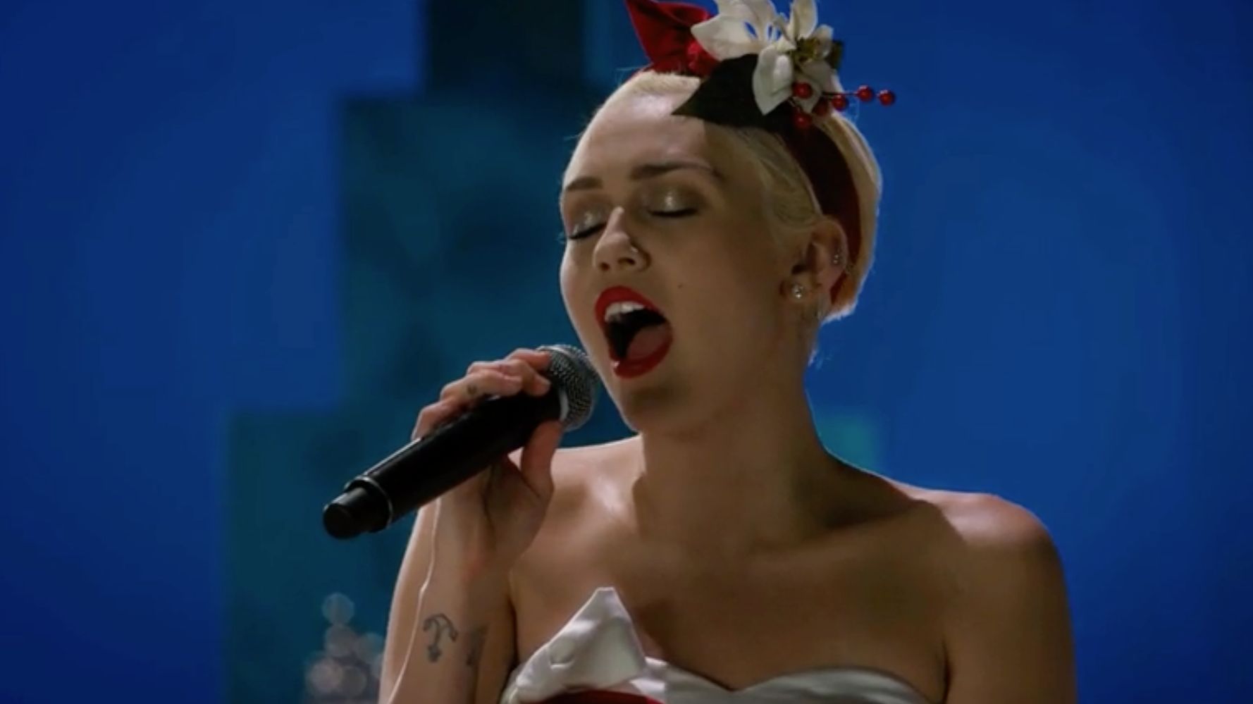 Miley Cyrus Singing Silent Night Will Fill You With Holiday Spirit Huffpost