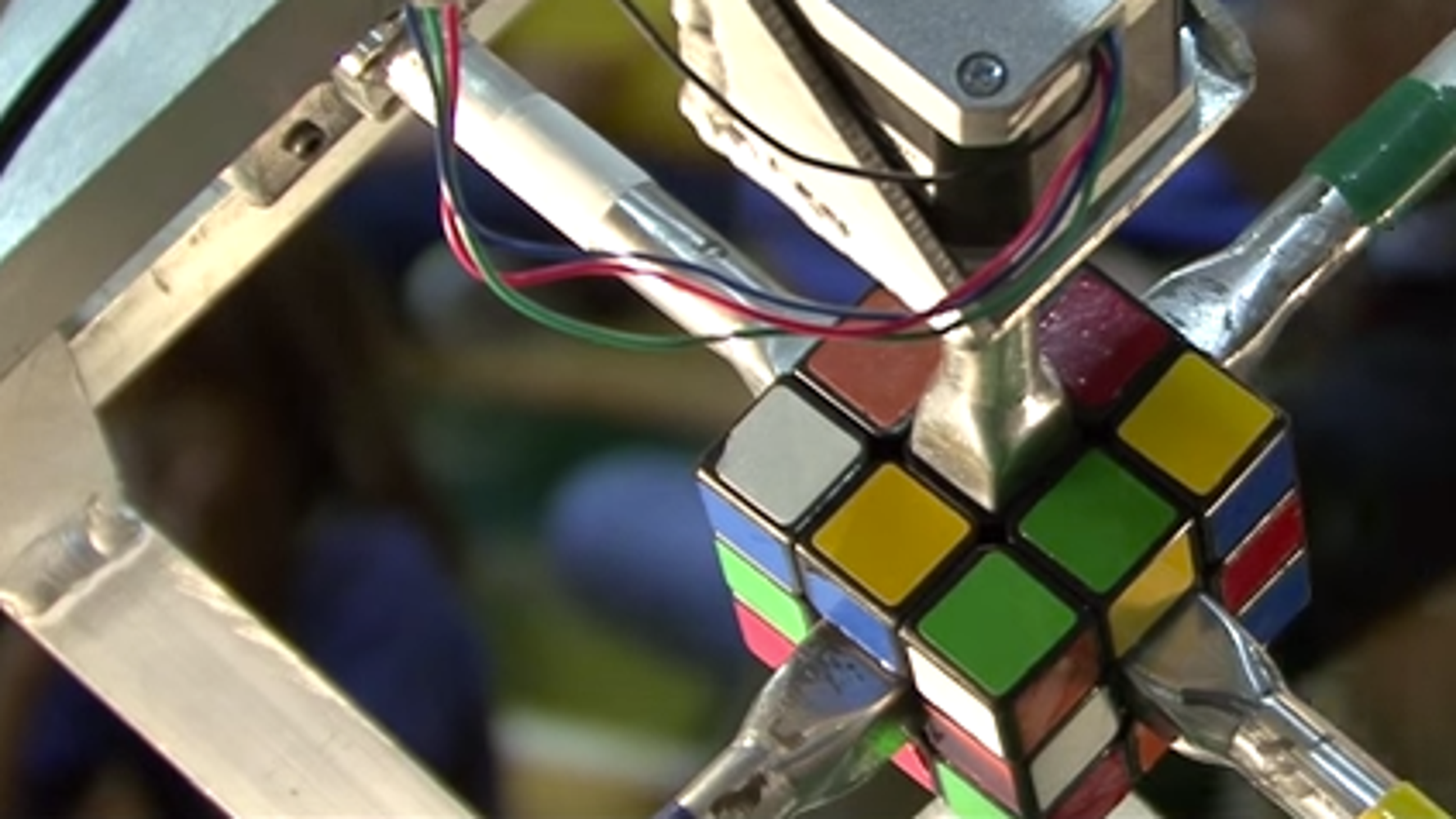 Watch This Robot Solve A Rubik’s Cube In A World Record 2.39 Seconds ...