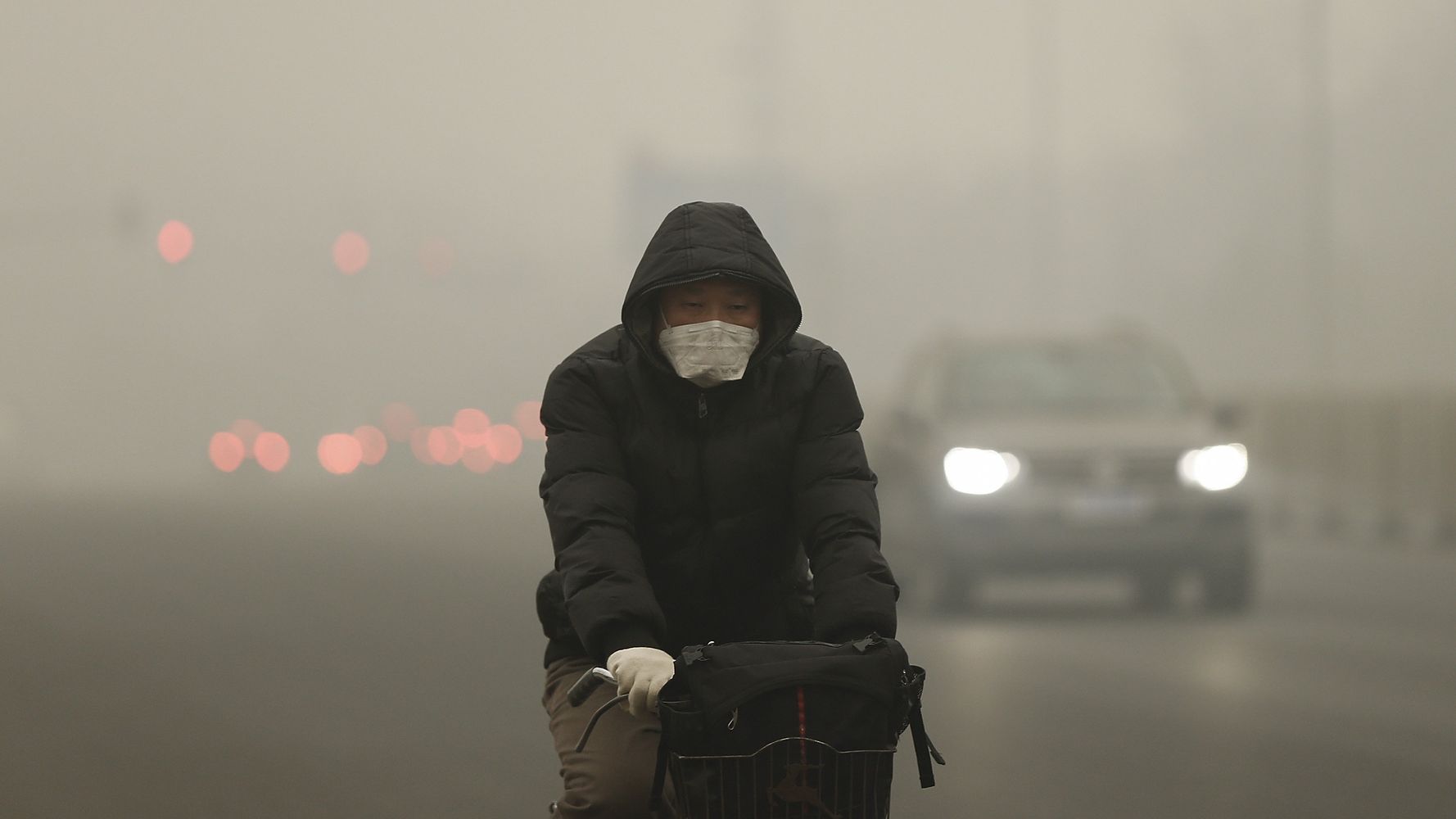 Beijing Issues First Ever Red Alert Over Air Pollution Huffpost 5675