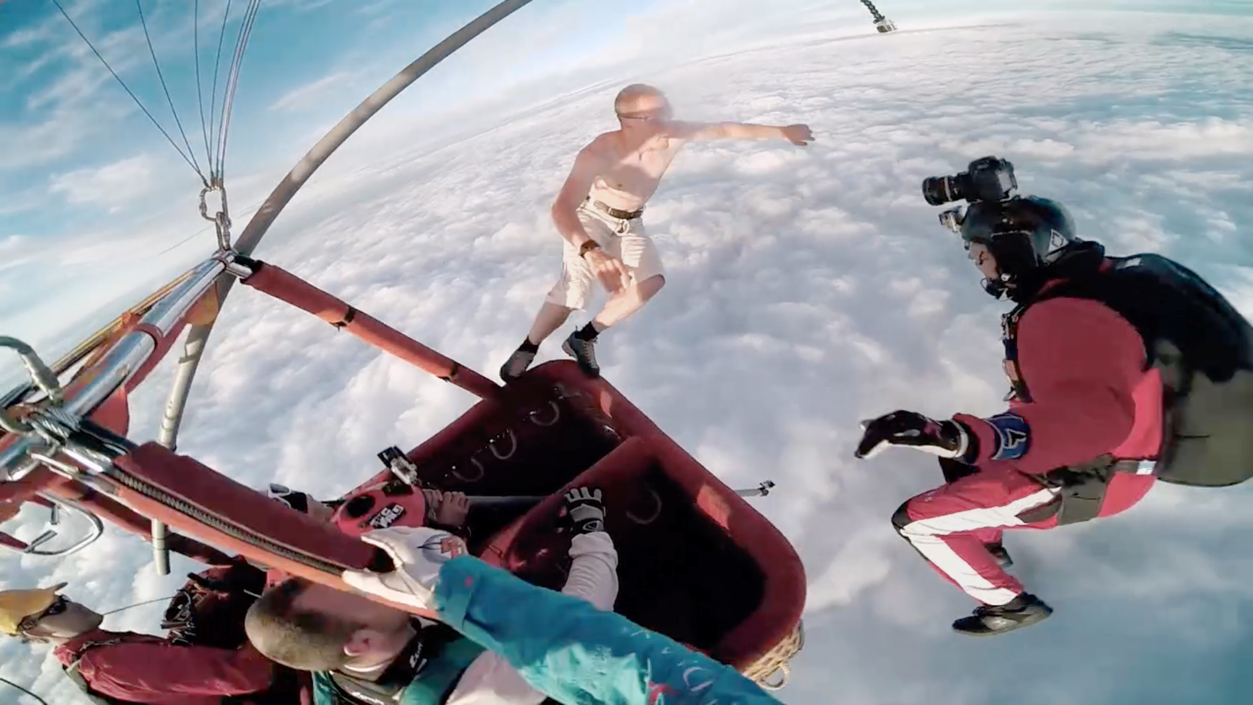 パラシュートなしのスカイダイビングは超クレイジー 「全く怖くない」と無謀な男は言う。 | ハフポスト