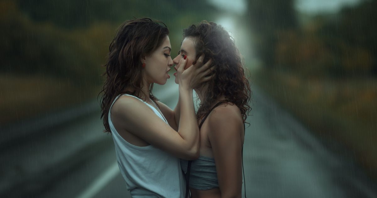 Rain lesbian. Две девушки обнимаются. Поцелуй девушек. Подруги обнимаются. Поцелуй двух девушек.