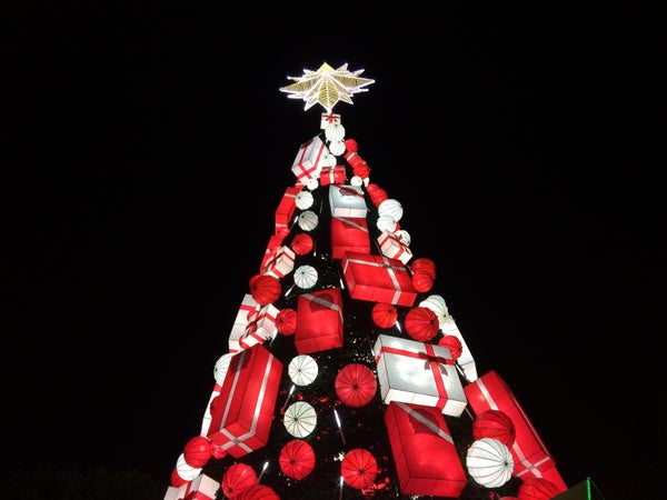 The Most Extravagant And Creative Christmas Trees Of 2015 | HuffPost