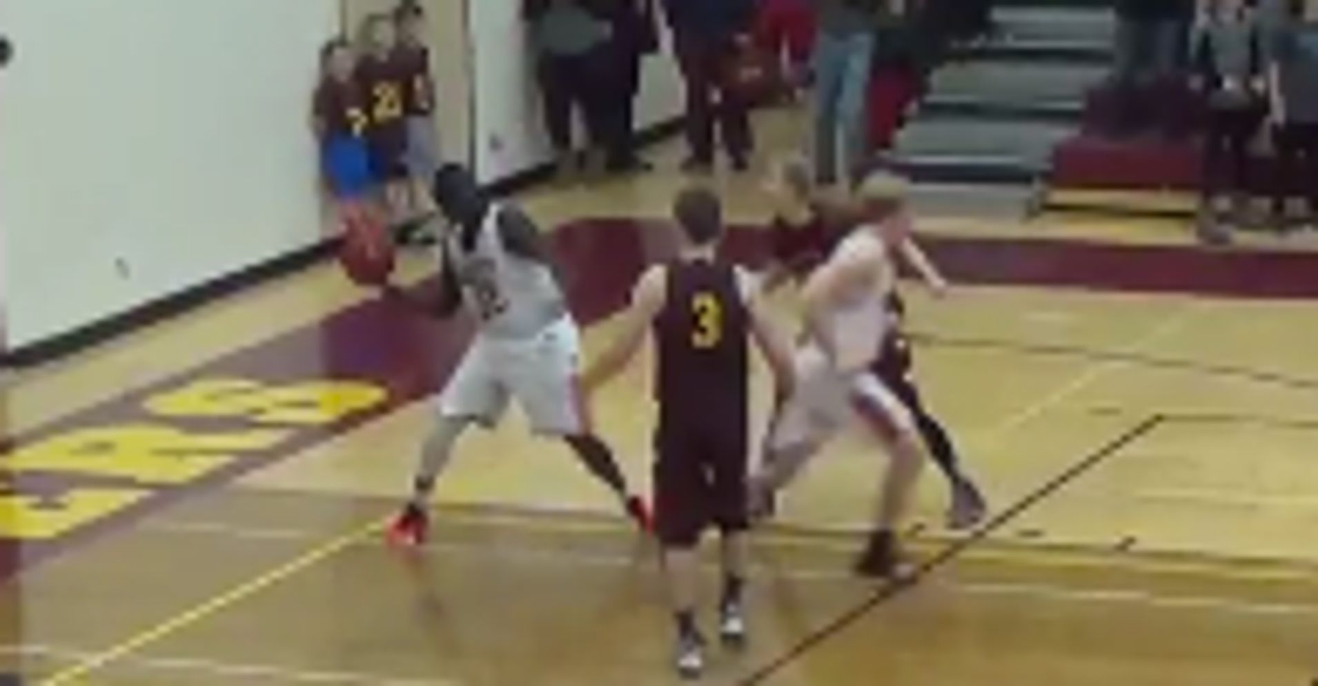 High School Basketball Player Hits Ridiculous Game Winning Shot Huffpost 