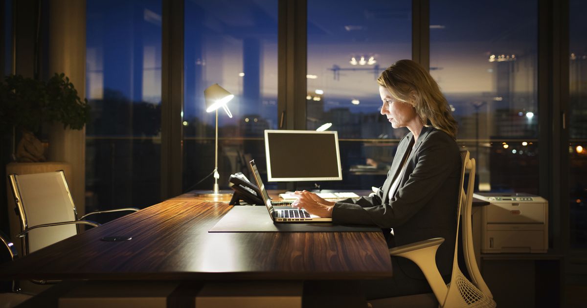Работать до 10 вечера. Человек в офисе за компьютером. Женщина за столом в офисе. Женщина сидит в офисе. Женщина в офисе за компьютером.