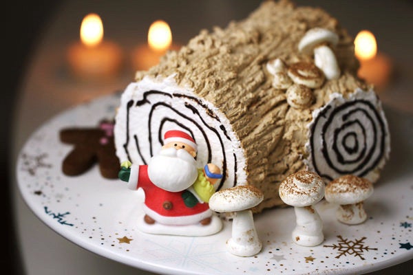 Bûche de Noël (French Yule Log Cake) - International Desserts Blog