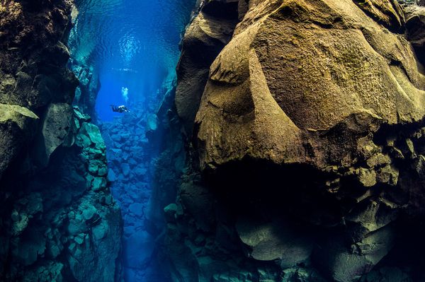 This Is What Its Like To Dive Between Two Continents Huffpost 