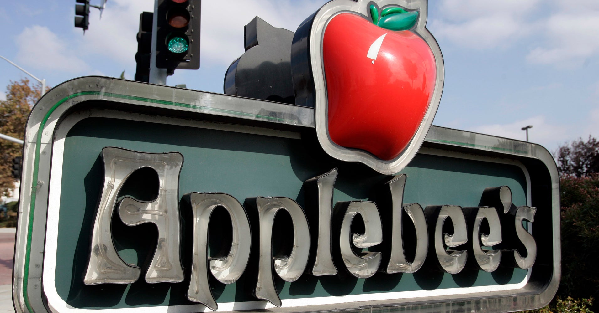 Applebee's Waiter Turns Over 32,000 In Cash Left Inside Restaurant
