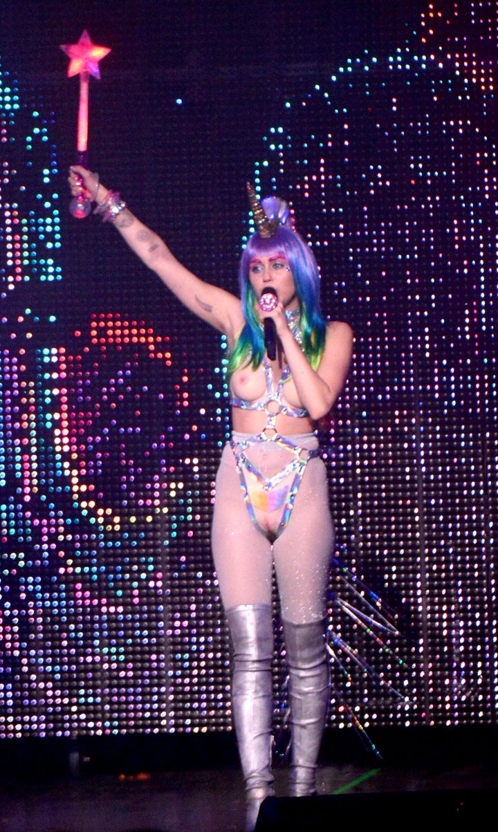 Miley Cyrus Closes Out 'ᴅᴇᴀᴅ Petz' Tour With Special Guest Pamela Anderson | HuffPost Entertainment