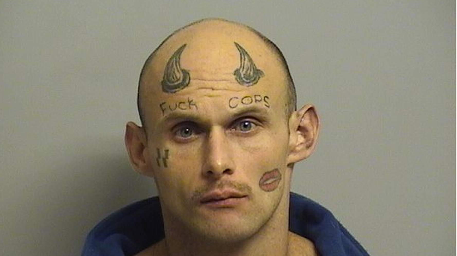 Парень с татуировкой на лбу