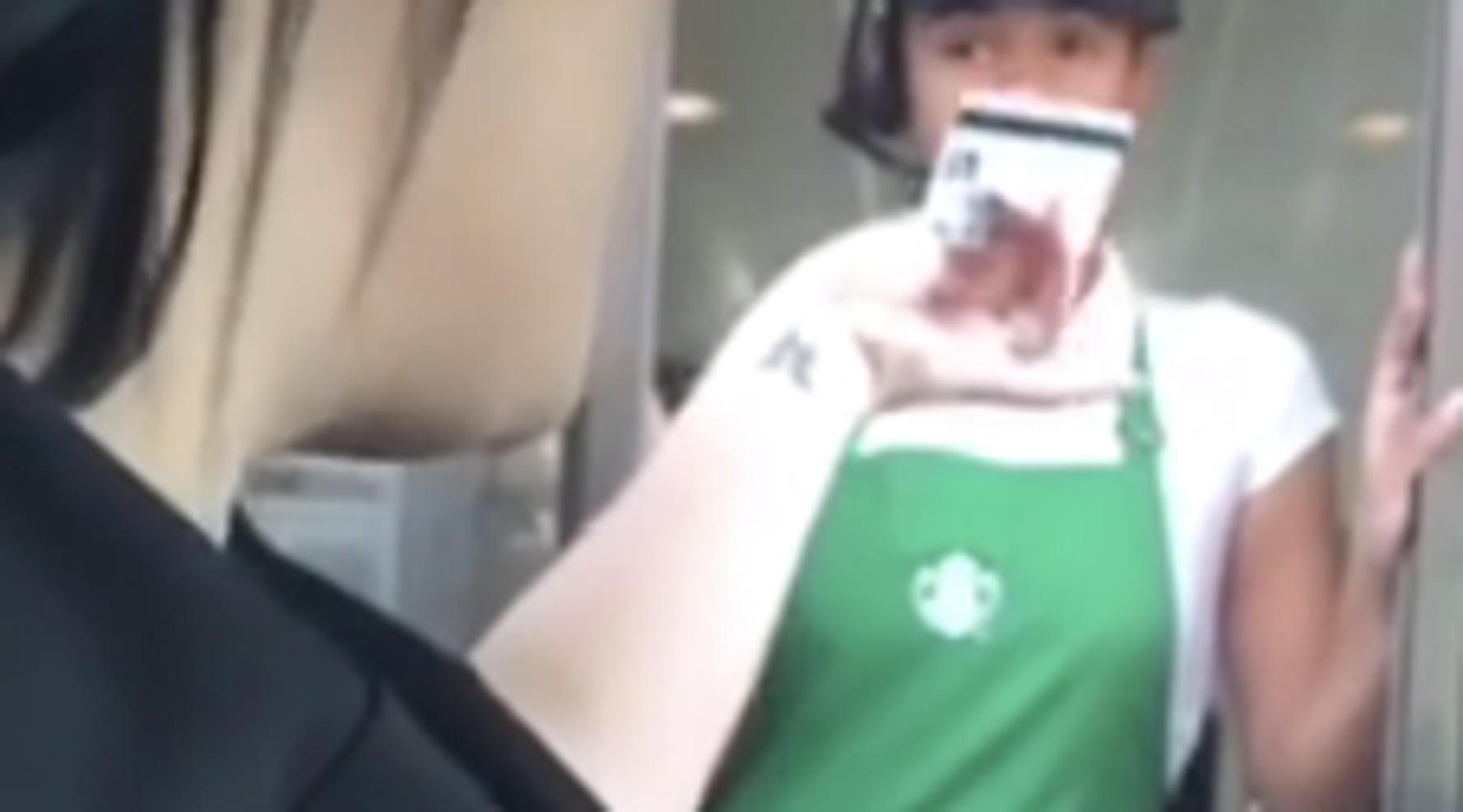 Starbucks Customer Confronts Employee For Stealing Credit Card Info Mom Confronts Starbucks Barista Over Credit Card Theft, Gets Results
