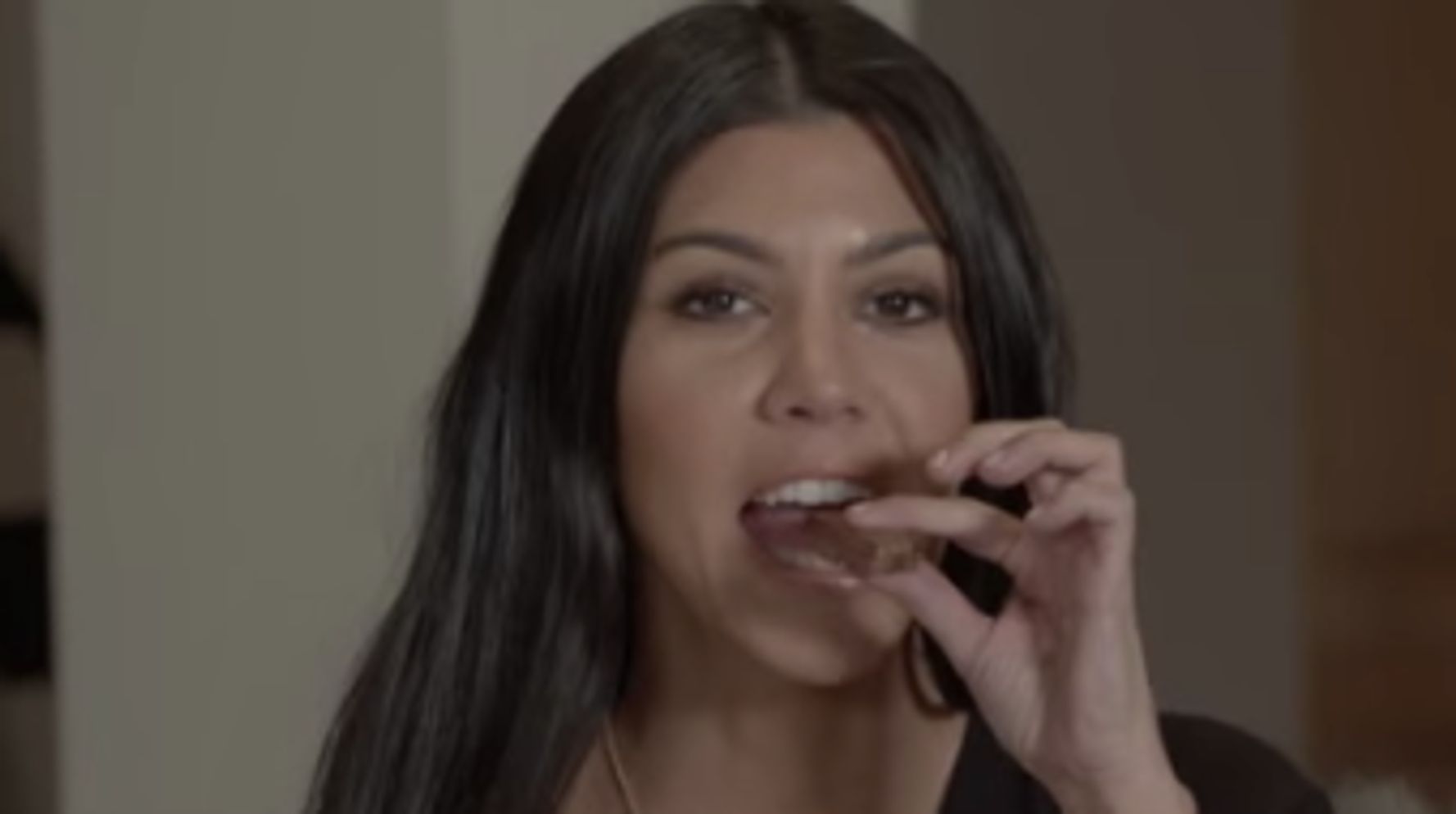 pulsåre Korrespondent ignorere This Video Of Kourtney Kardashian Eating A Kit Kat Bar Is Celeb Culture Run  Amok | HuffPost Entertainment