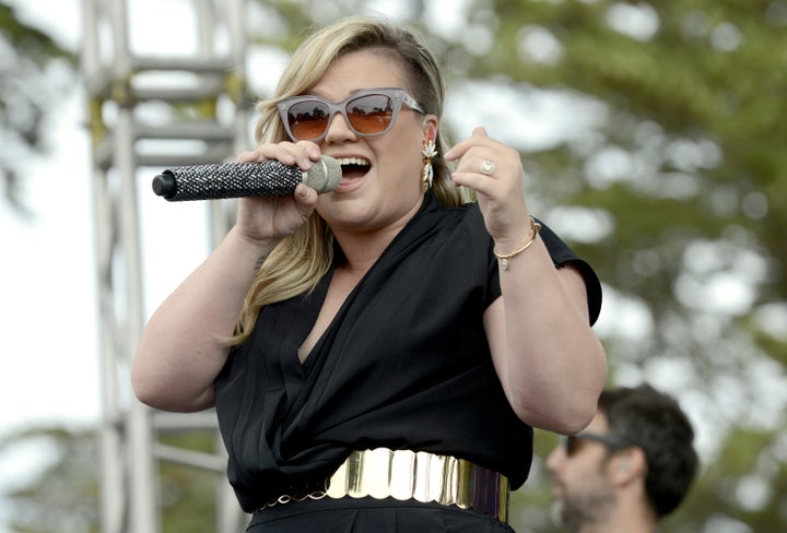 Kelly Clarkson runs off stage after mid-concert wardrobe malfunction