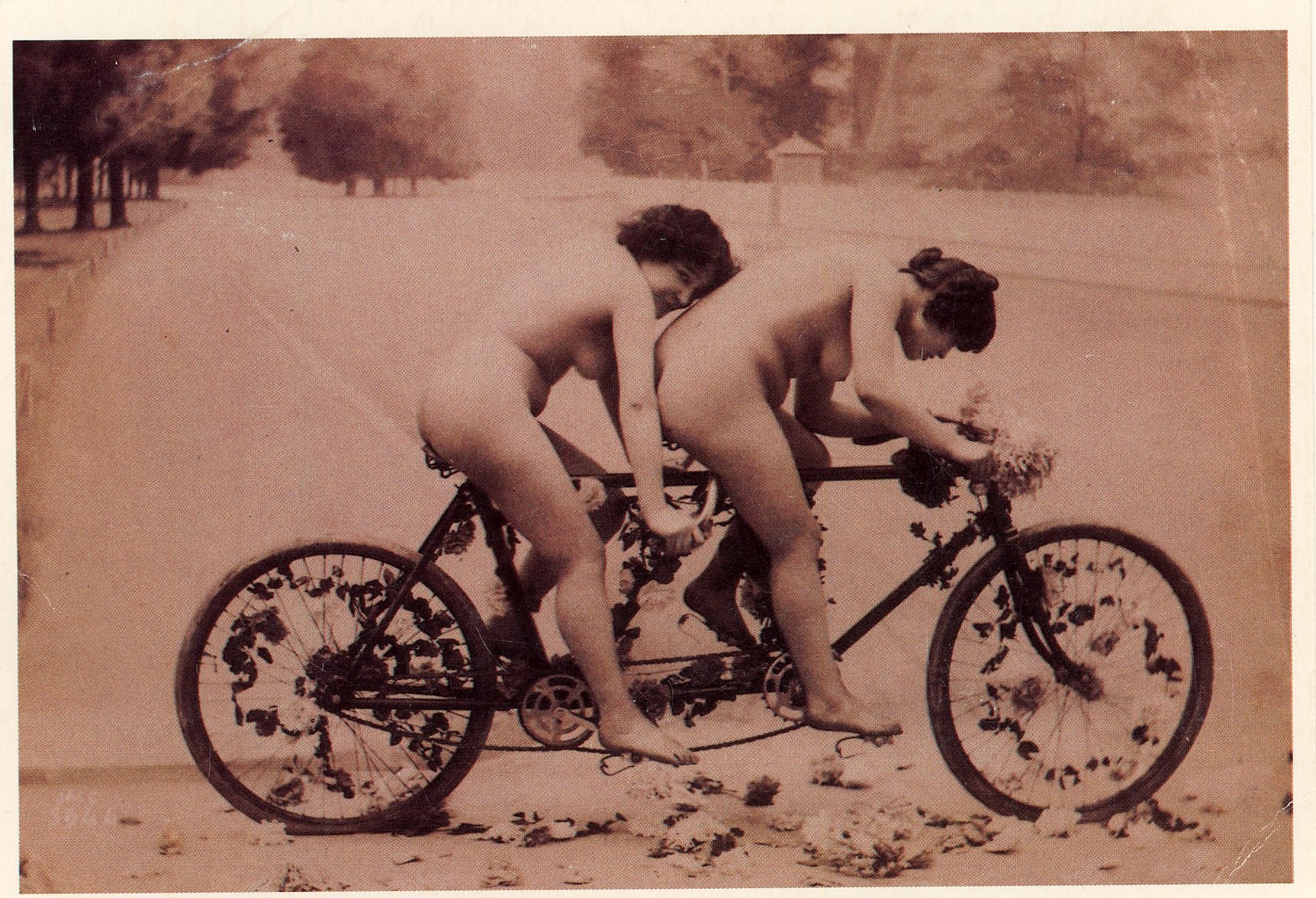 эротика на ретро велосипеде фото 6