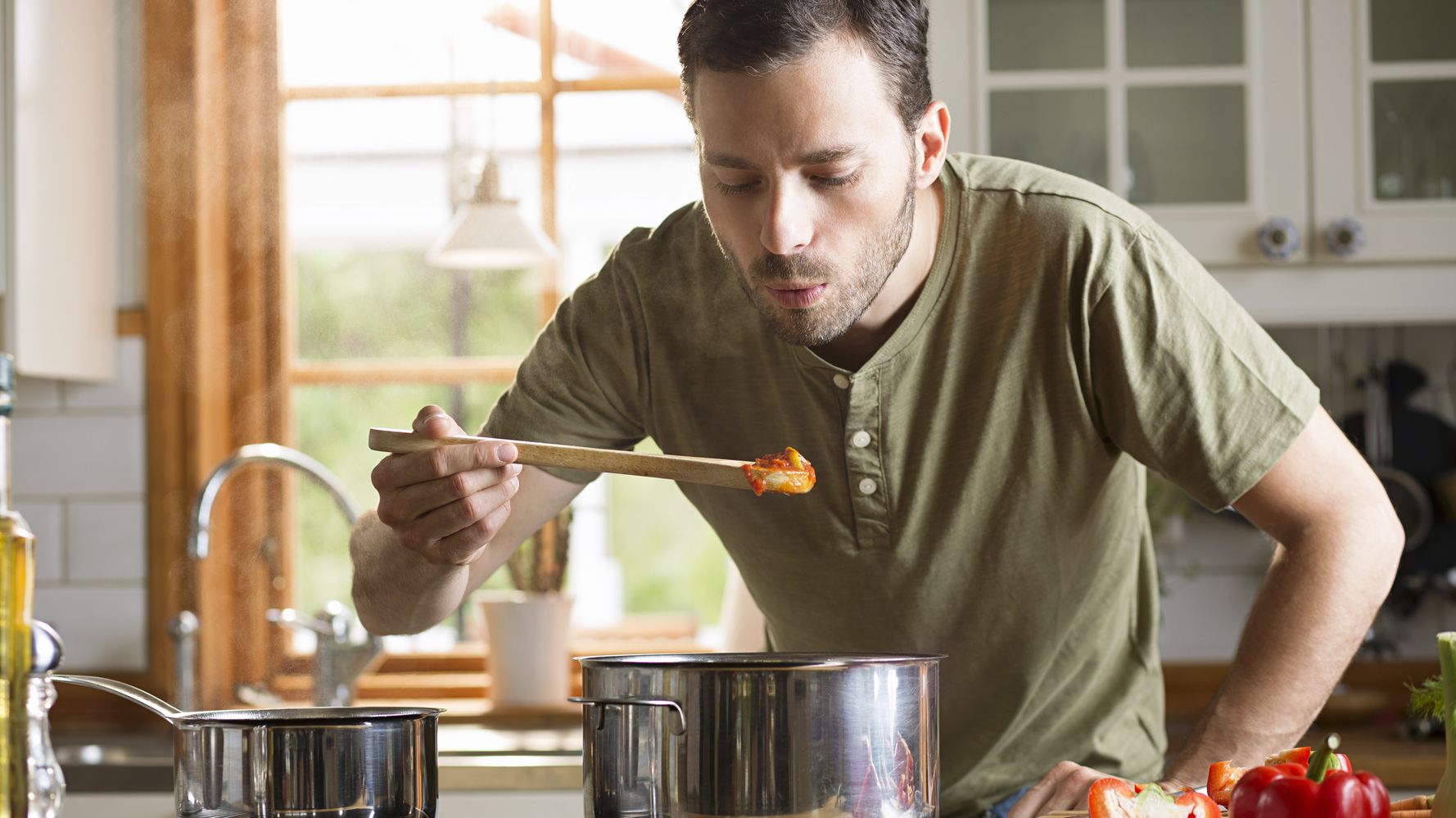 Рецепт приготовления мужчины. Повар на Завтраки. Мужик готовит блины. Мужик варит суп. Мужчина готовит суп.