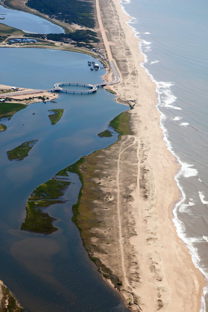 This is the first bridge designed by architect Rafel Viñoly.