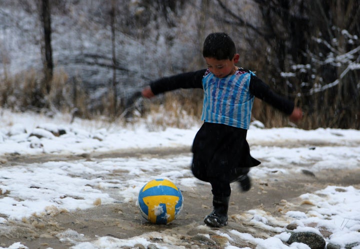 Murtaza's brother made a jersey from a plastic bag in the light blue and white colors of the Argentinian national team.