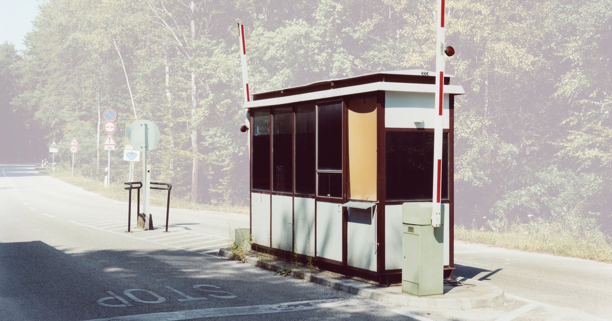 写真集 ÜBER GRENZEN ON BORDERS Photographer Captures Remnants Of Europe's Past To Imagine Its