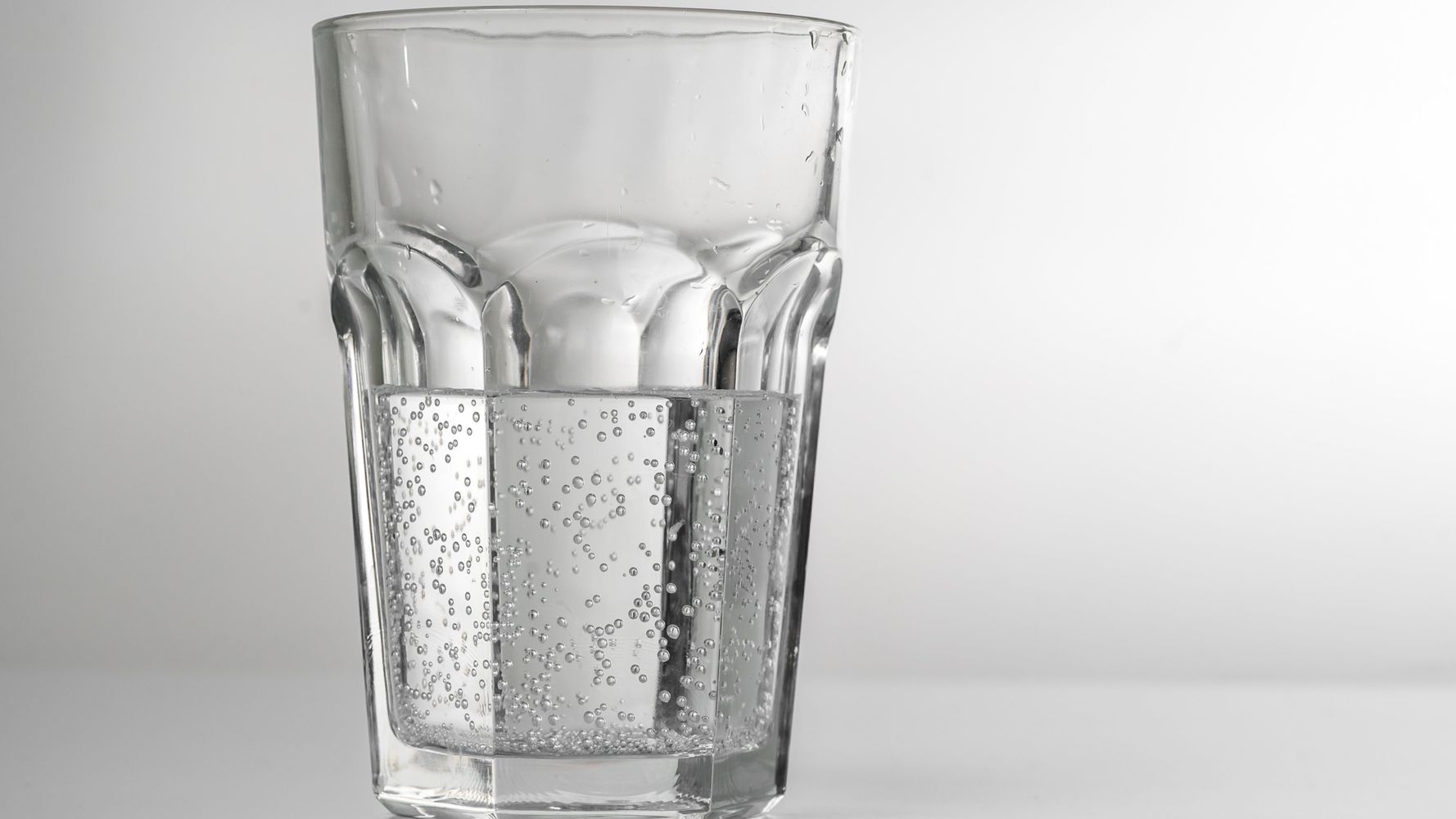 Почему стакан прозрачный. Стакан воды. Пузырьки в стакане. Минеральная вода в стакане. Газированная вода в стакане.