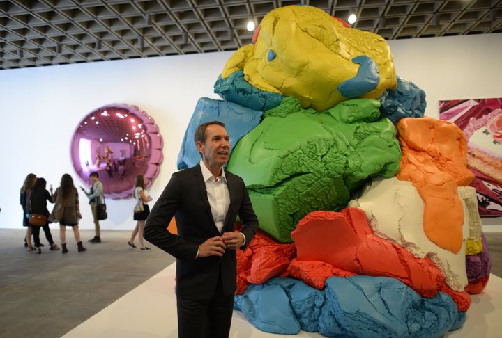...look a lot like this Jeff Koons sculpture. 
