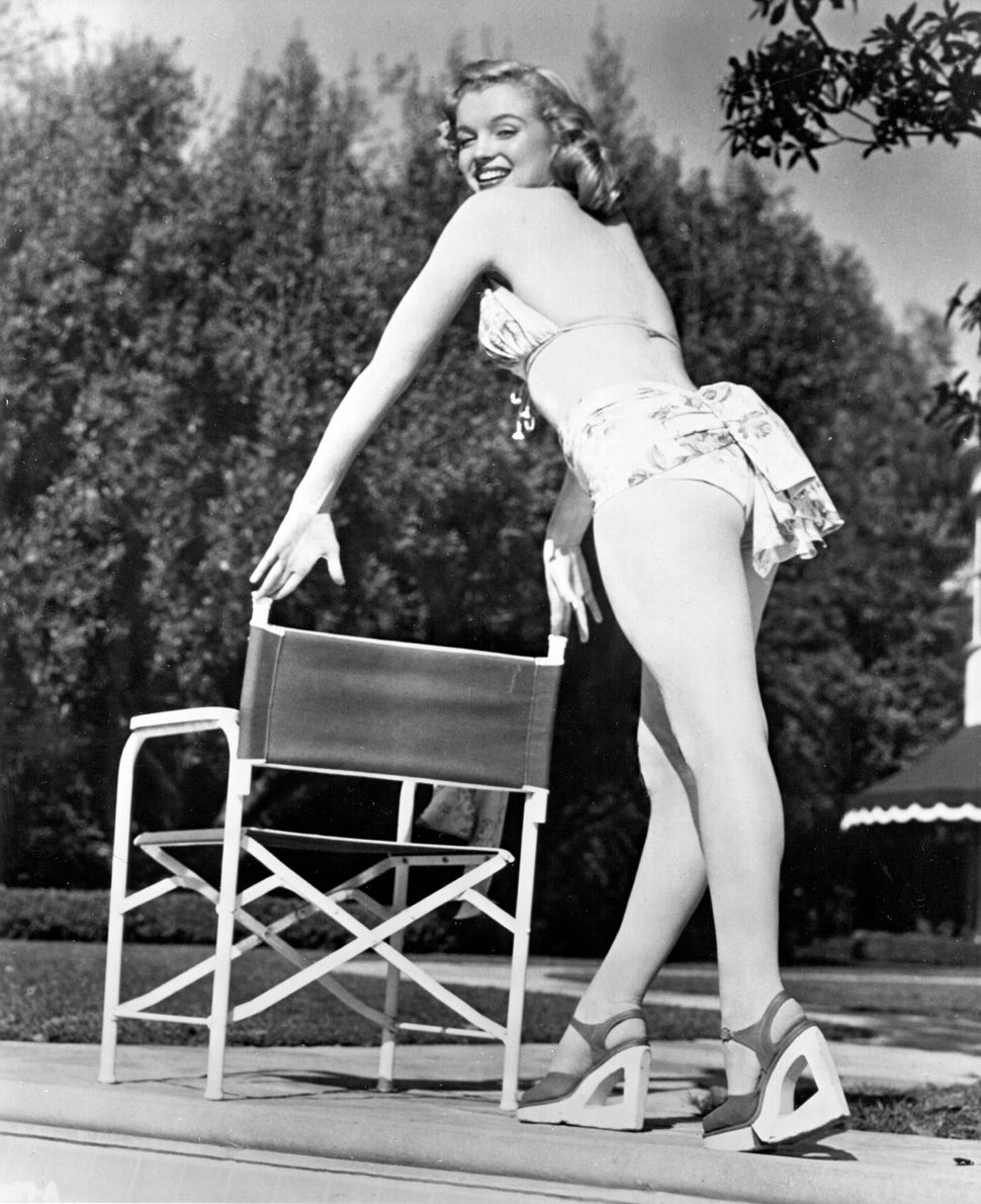 A Visual History Of Marilyn Monroe As A Pin Up Icon Huffpost 7869