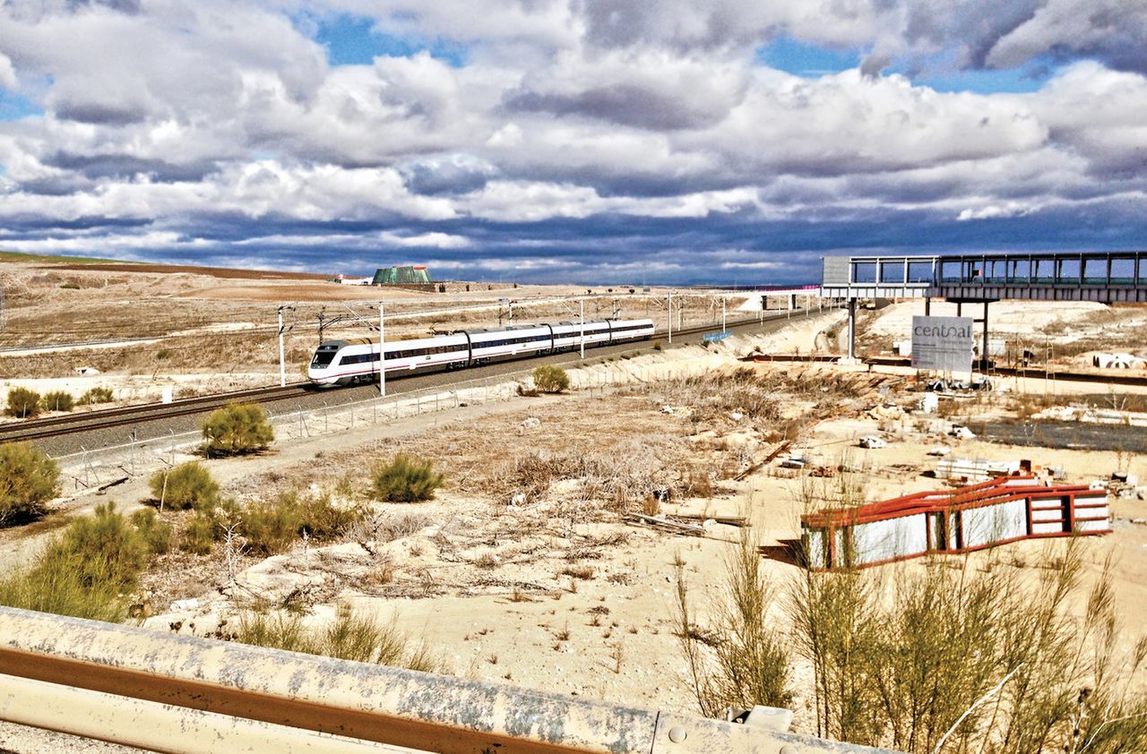 An incomplete pedestrian connector between a terminal at Aeropuerto Central Ciudad Real and an unbuilt high-speed train station, 2012.