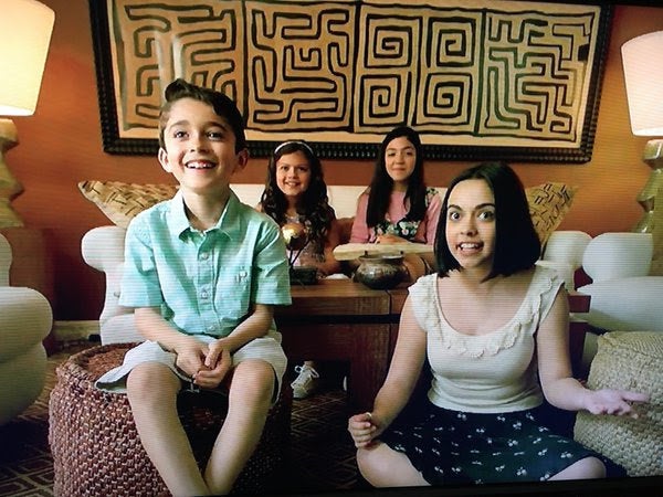 The young actors playing Rob, Khloe, Kourtney and Kim Kardashian on "The People vs O.J. Simpson: American Crime Story" watch their father on TV.