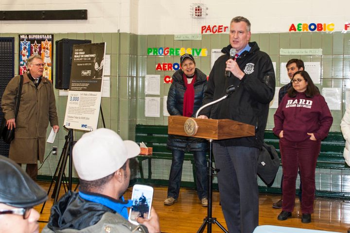 Mayor Bill de Blasio speaks to volunteers in the city's annual HOPE count at P.S. 116 in Murray Hill.