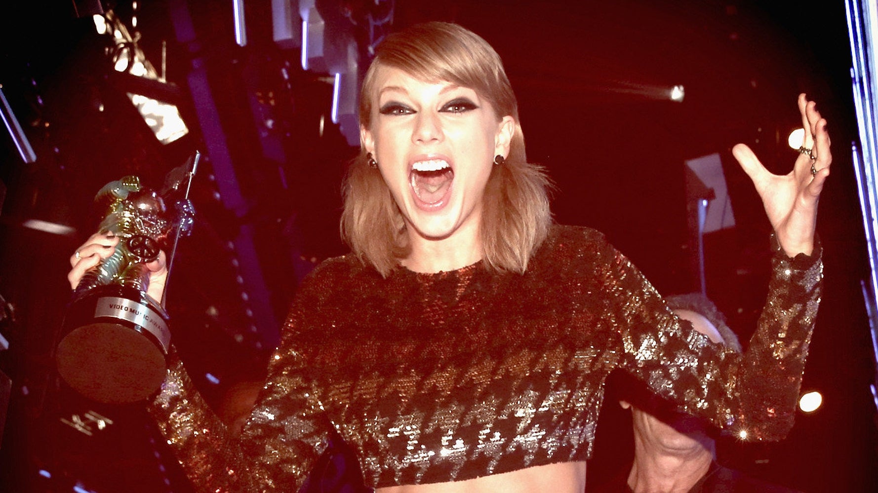 Watch Taylor Swift And Her 'Bad Blood' Squad Totally Lose It Over(02)