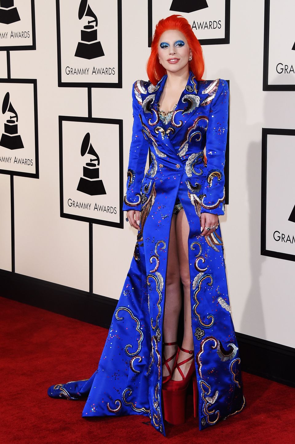 comestible surco Autonomía Lady Gaga's Grammys Dress Is The Ultimate Style Tribute To David Bowie |  HuffPost Life