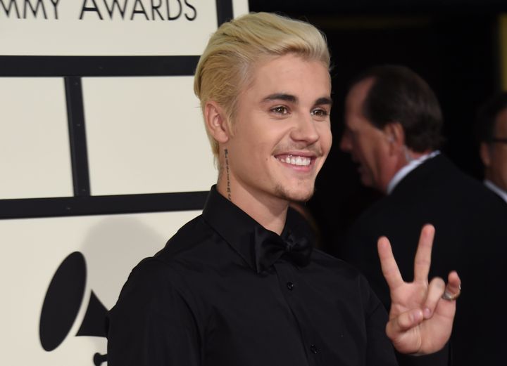 Singer-songwriter Justin Bieber (R) arrives on the red carpet for the 58th Annual Grammy music Awards in Los Angeles February 15, 2016