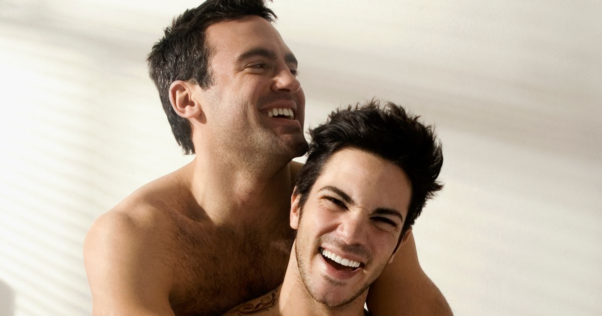 Молодую имеют несколько. Любовь между мужчинами. Гомосексуальные мужчины. Объятия двух мужчин. Фотосессия двух мужчин.