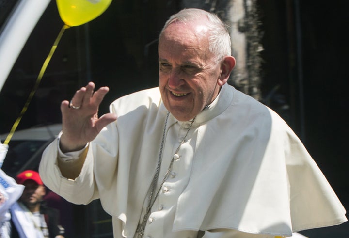 Pope Francis reportedly flew over a courtyard in Mexico where more than 1,000 people had gathered to welcome him with a live portrait.