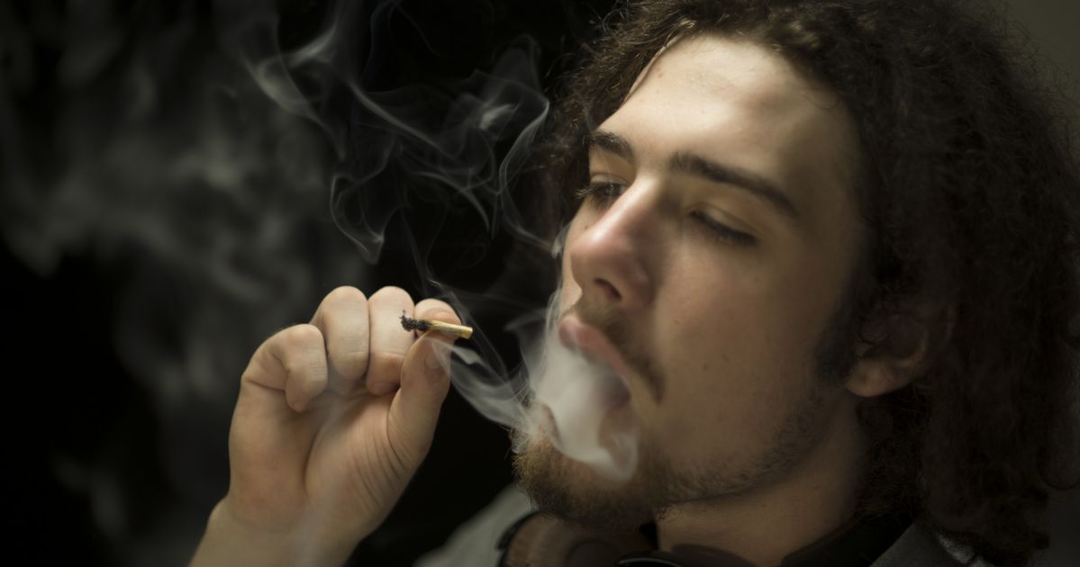 Почему мужчины курят. Курить шмаль. Парень с косяком. Курить травку.