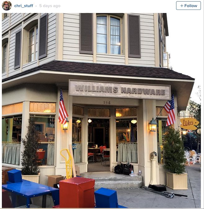 Let's Take A Photo Tour Of New (But Old) 'Gilmore Girls' Stars Hollow