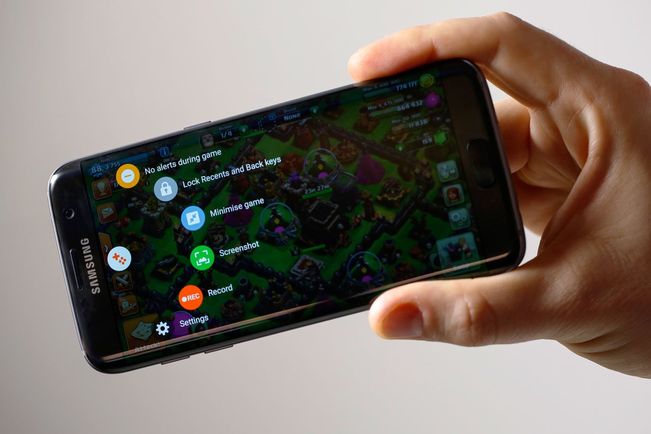 New "Game Launcher" tools on the Samsung Galaxy S7 Edge.