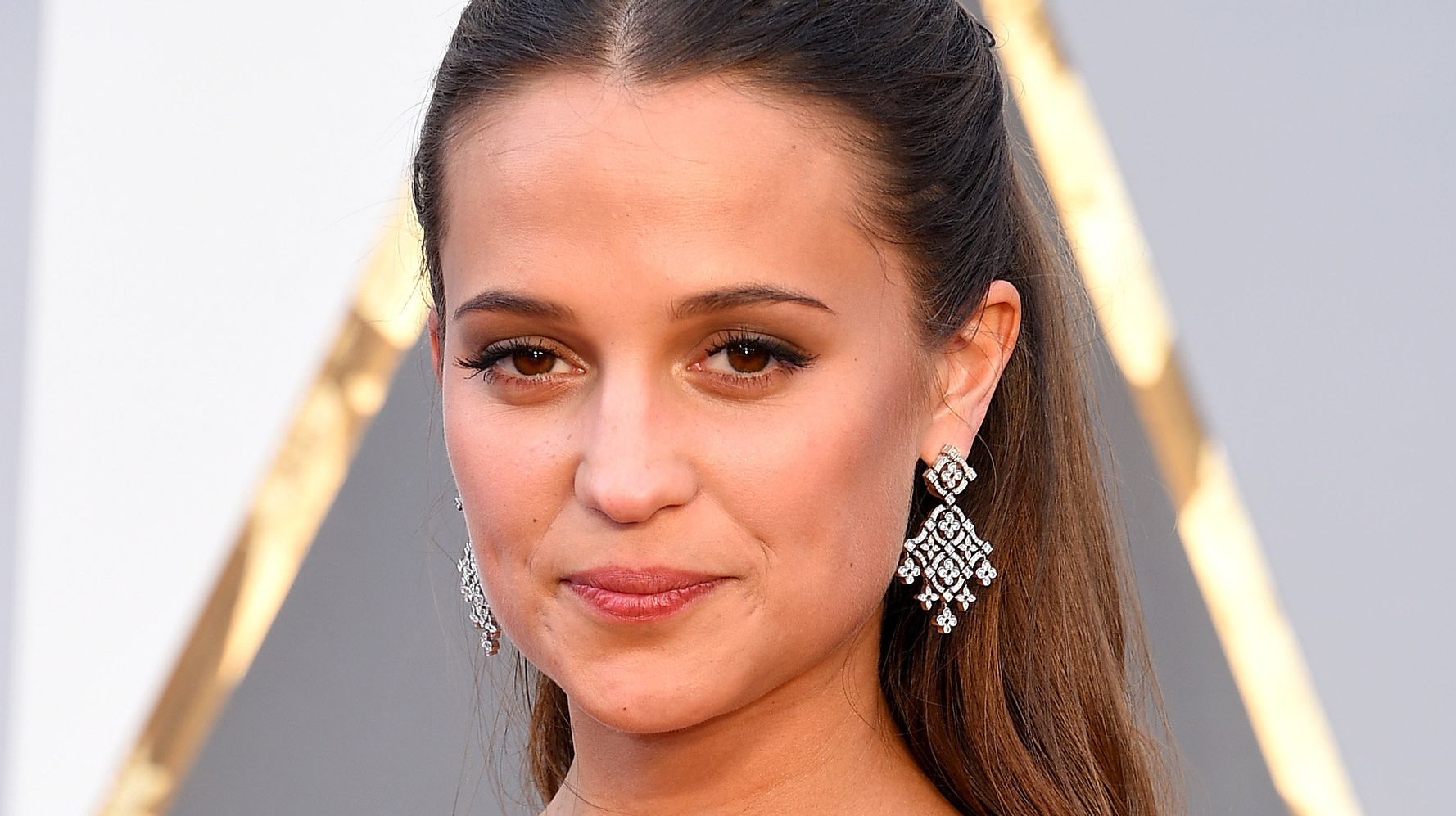 Alicia Vikander stars in Louis Vuitton's modern campaign - Be Asia:  fashion, beauty, lifestyle & celebrity news