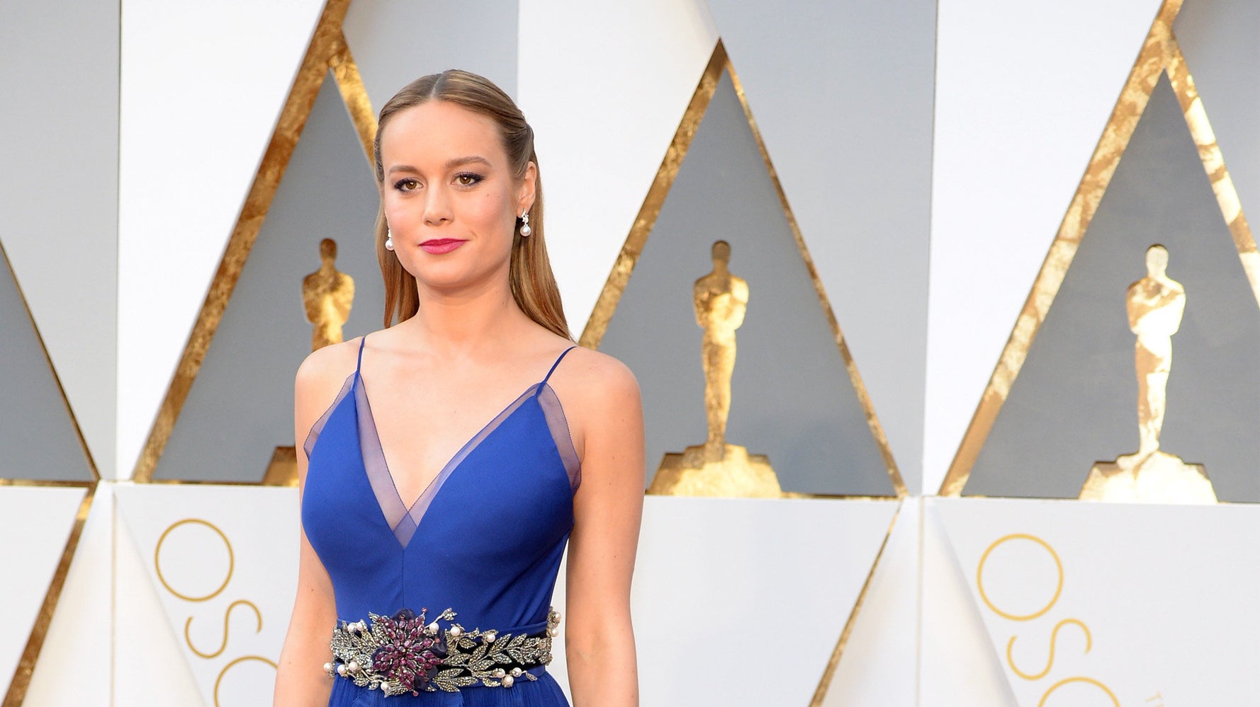 Brie Larson Is Breathtaking In Blue On The Oscars Red Carpet | HuffPost Life Brie Larson Is Breathtaking In Blue On The Oscars Red Carpet | HuffPost Life
