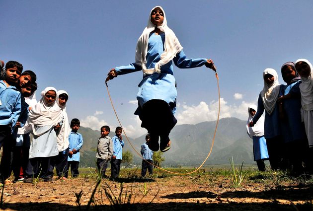 Muslim Schoolgirl Porn - 50 Captivating Photos Of Girls Going To School Around The ...