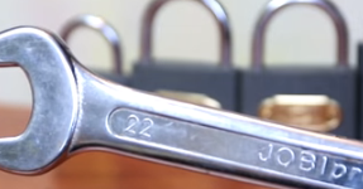 A Wrenching Look At How To Easily Break A Padlock HuffPost Weird News