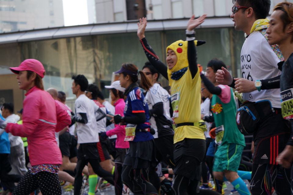 LOOK: The Eccentric Costumes Of Tokyo Marathon Runners | HuffPost 