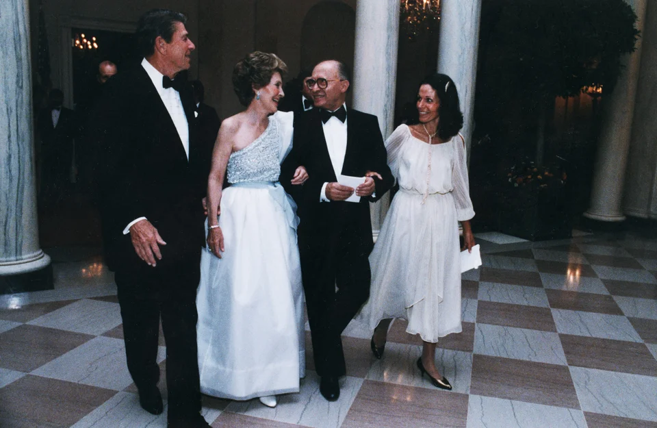 11 Of Nancy Reagan S Glitziest 80s Gowns Huffpost Life