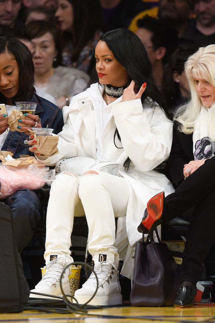 Rihanna Nails '90s Fashion From Head To Toe At Lakers Game | HuffPost