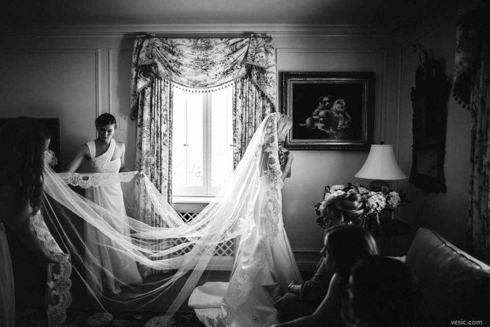 33 Undeniably Gorgeous Photos Of Brides Wearing Veils Huffpost Life