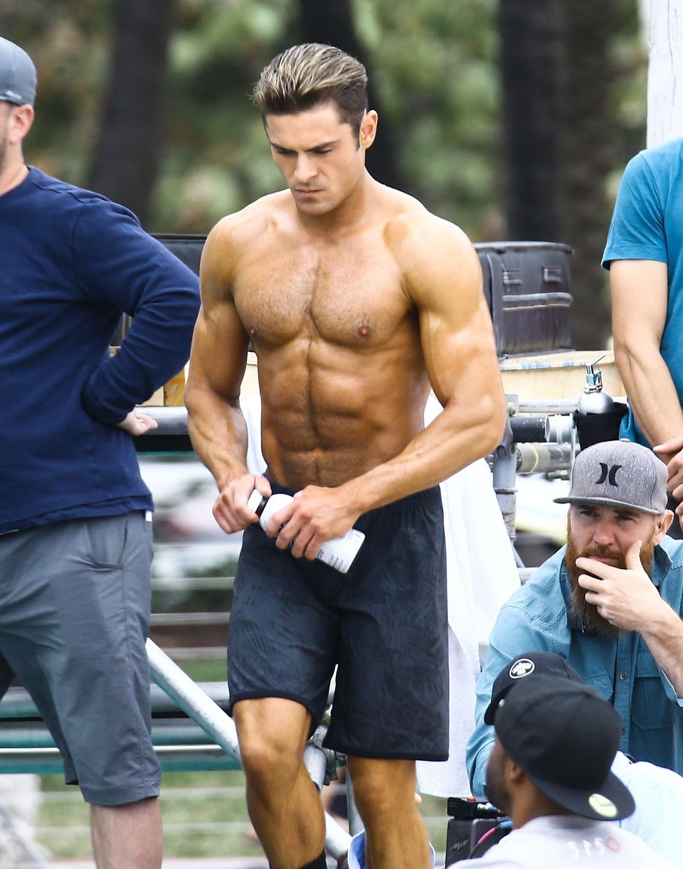 Zac Efron Shows Off His Six-Pack On The Set Of The ‘Baywatch’ Movie ...