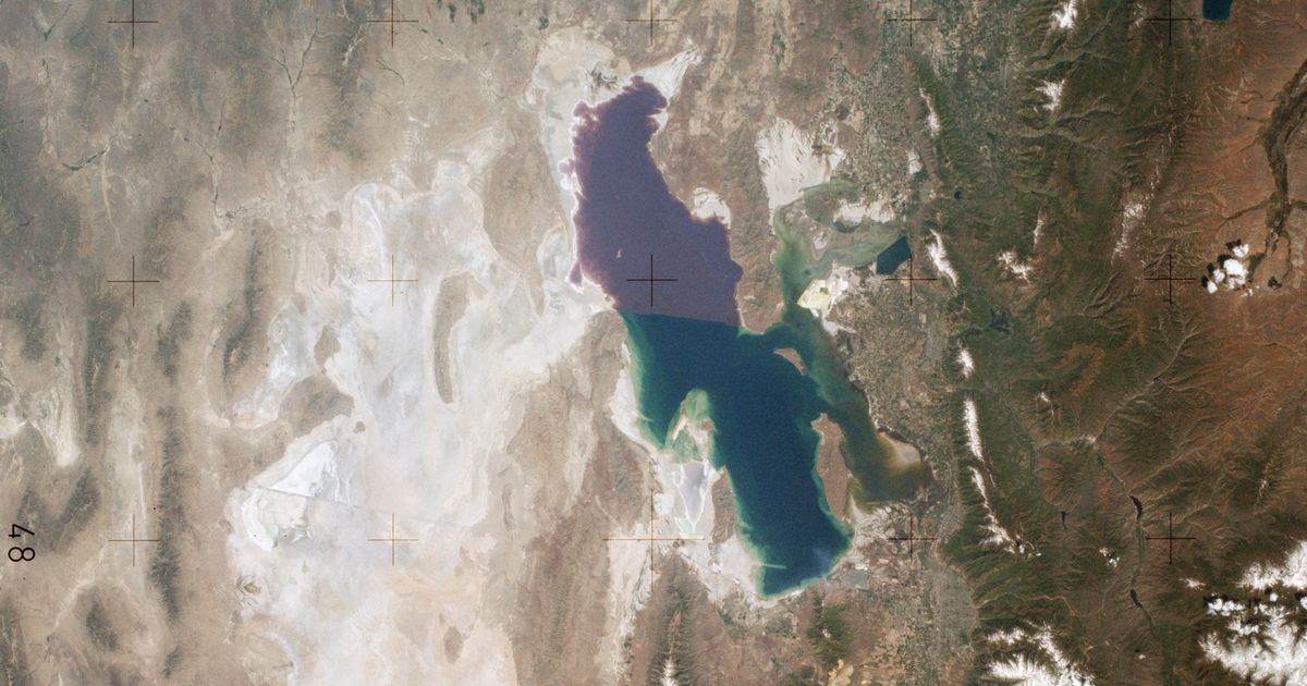 Большое соленое озеро площадь. Большое соленое озеро США. Большое солёное озеро координаты. Большое солёное озеро снимок со спутника. Канада большое соленое озеро.