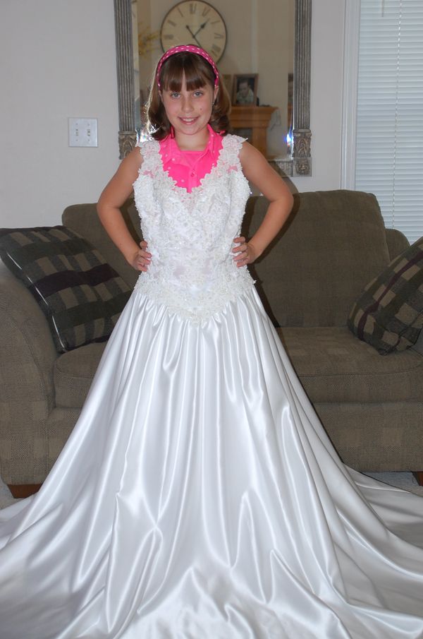 Mom Takes Annual Pic Of Daughter In Wedding Gown To Watch Her Grow ...