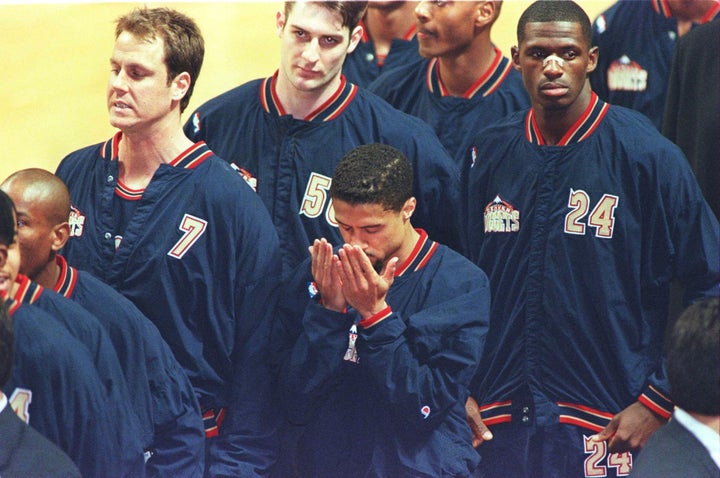  Después de cumplir una suspensión de un juego por negarse a presentarse durante el himno nacional en 1996, Mahmoud Abdul-Rauf oró en silencio 