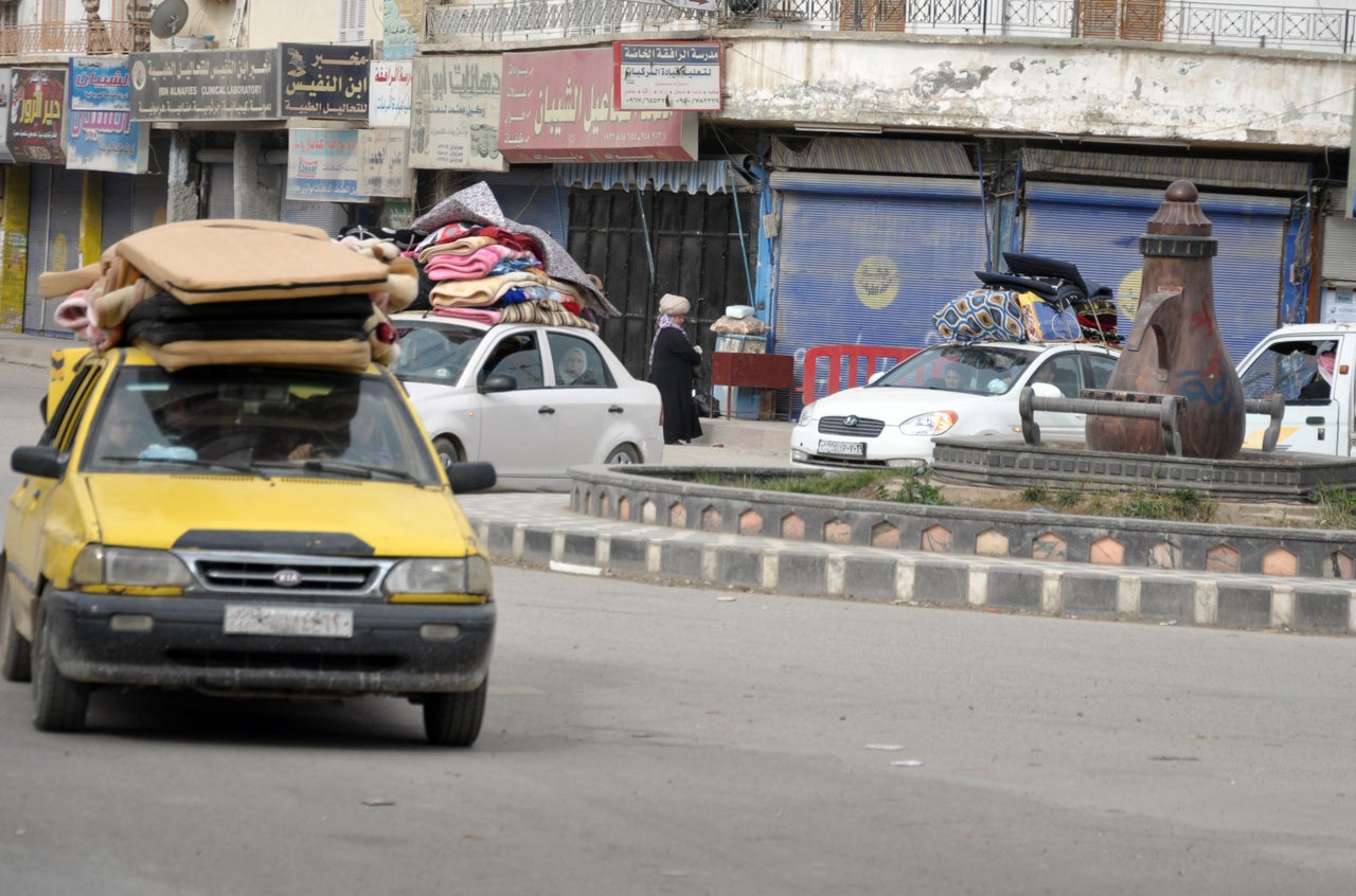 Syrians flee their homes in the northern Syrian city of Raqqa following days of fierce fighting on March 5, 2013